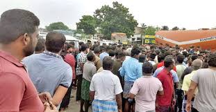 தூத்துக்குடி திருநெல்வேலி தேசிய நெடுஞ்சாலையில் சாலை மறியல்- அதிகாரிகள் பேச்சுவார்த்தை